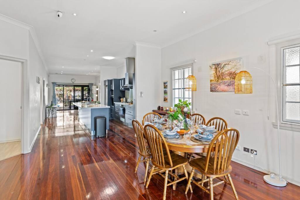 Artistic Queenslander With Park Views - 5 Bedroom - Sleep 10 * Brisbane