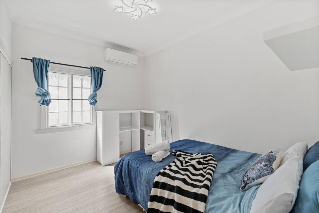 Artistic Queenslander With Park Views - 5 Bedroom - Sleep 10 Holiday home *