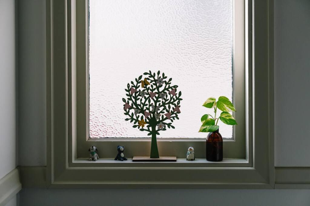 Artistic Queenslander With Park Views - 5 Bedroom - Sleep 10 Holiday home *