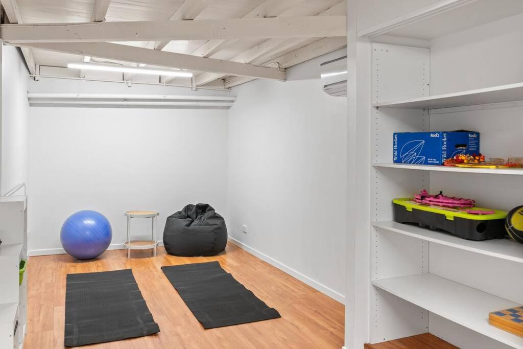 Artistic Queenslander With Park Views - 5 Bedroom - Sleep 10 Brisbane