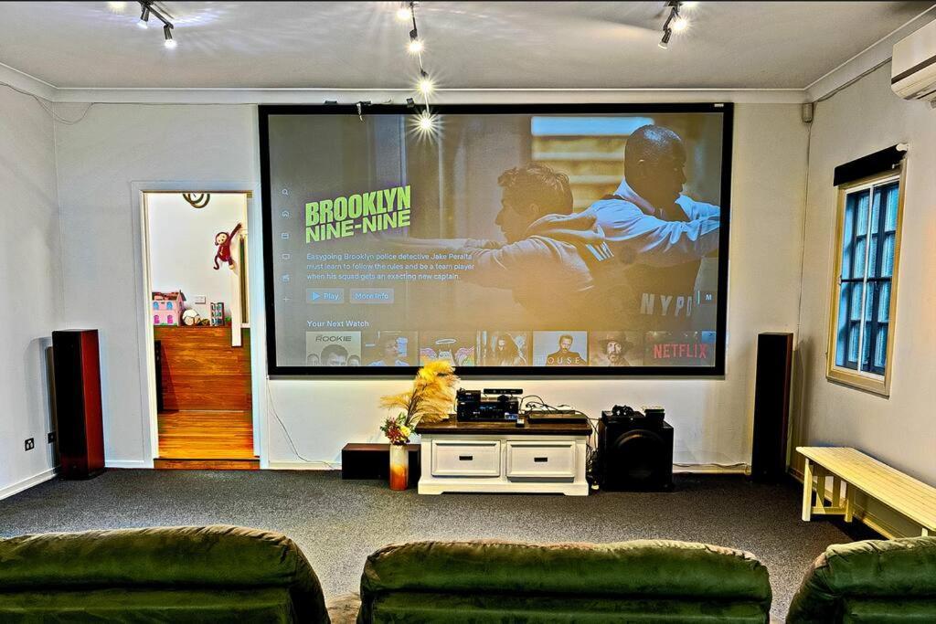 Artistic Queenslander With Park Views - 5 Bedroom - Sleep 10