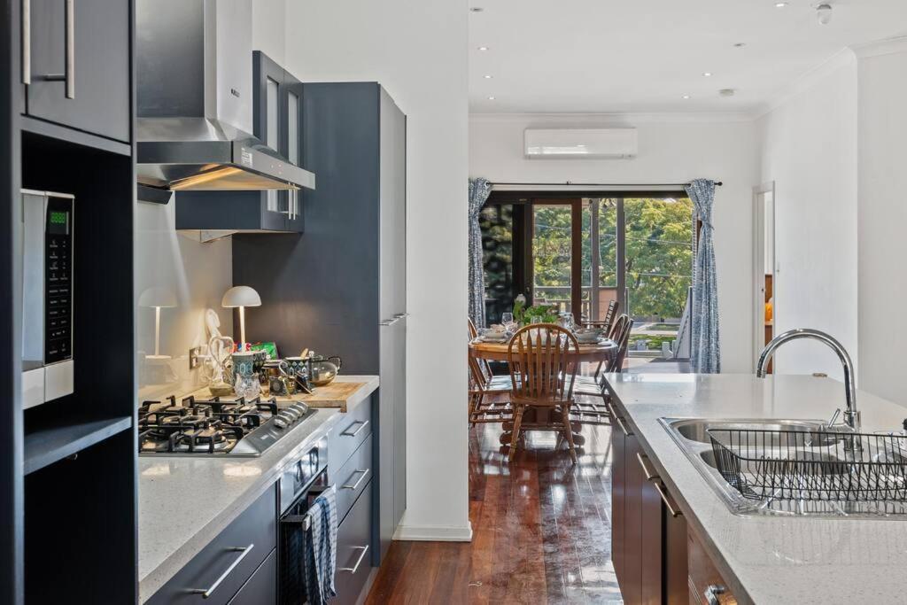 Artistic Queenslander With Park Views - 5 Bedroom - Sleep 10 Holiday home