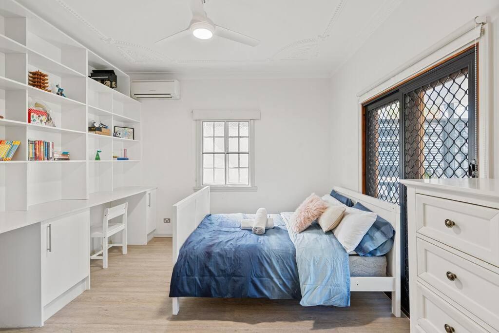 Artistic Queenslander With Park Views - 5 Bedroom - Sleep 10 Holiday home *