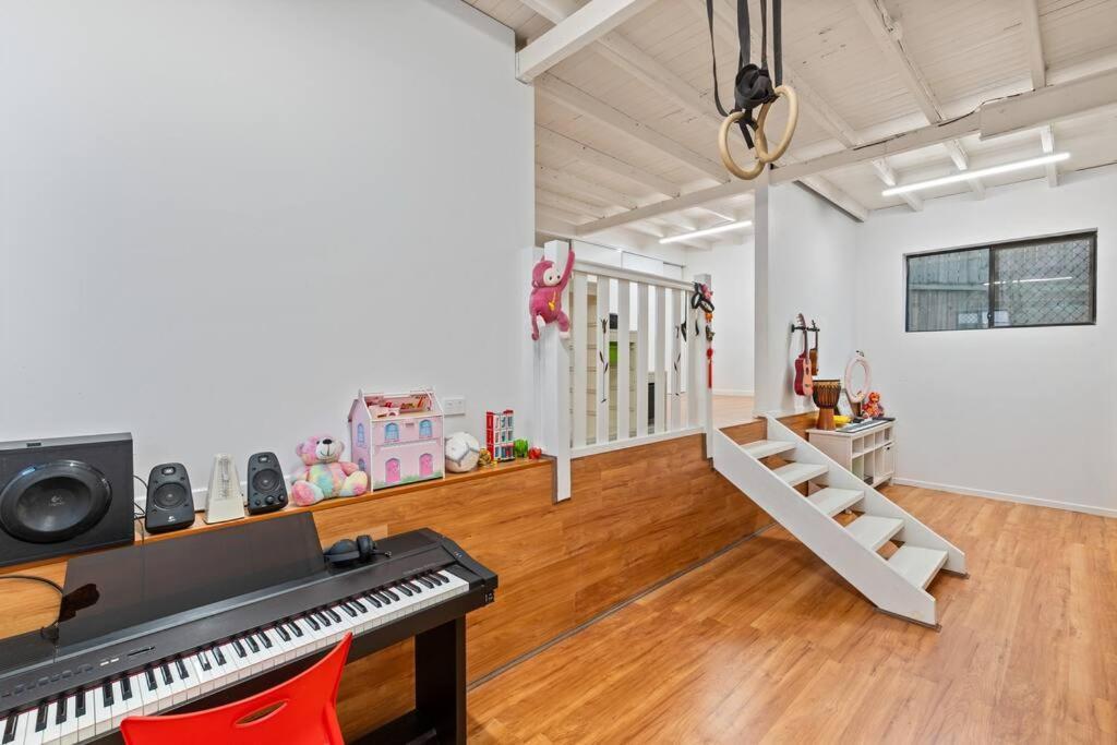 Artistic Queenslander With Park Views - 5 Bedroom - Sleep 10 Holiday home Brisbane