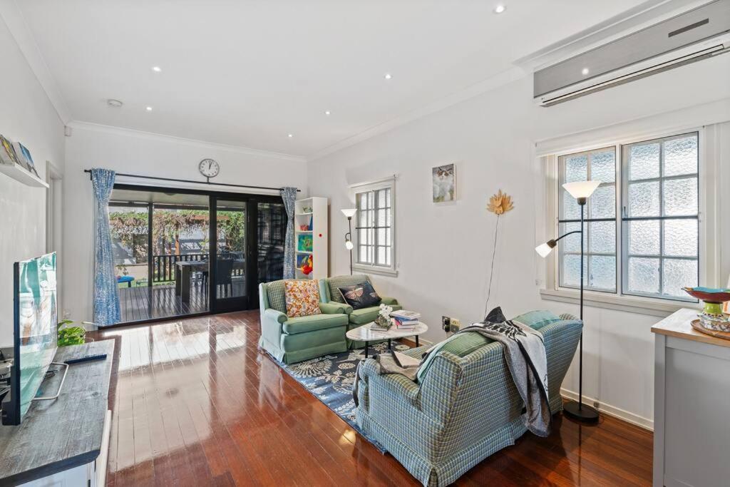 Artistic Queenslander With Park Views - 5 Bedroom - Sleep 10 *
