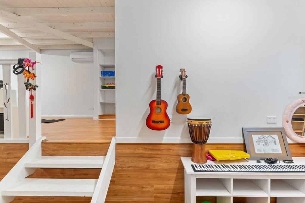 Artistic Queenslander With Park Views - 5 Bedroom - Sleep 10 Brisbane