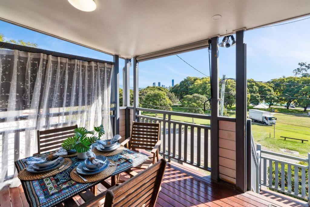 Artistic Queenslander With Park Views - 5 Bedroom - Sleep 10