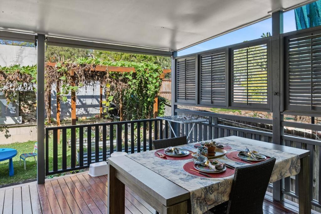Artistic Queenslander With Park Views - 5 Bedroom - Sleep 10 Holiday home *