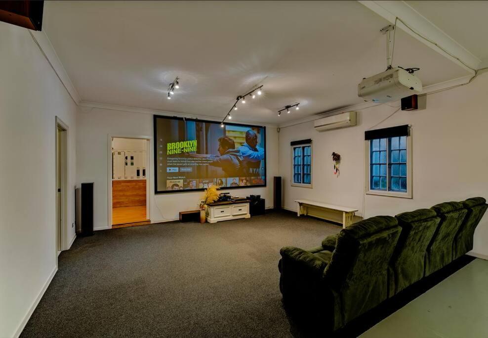 Artistic Queenslander With Park Views - 5 Bedroom - Sleep 10 Holiday home Brisbane