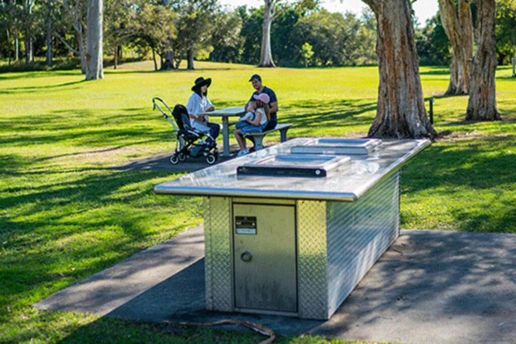 Artistic Queenslander With Park Views - 5 Bedroom - Sleep 10 *