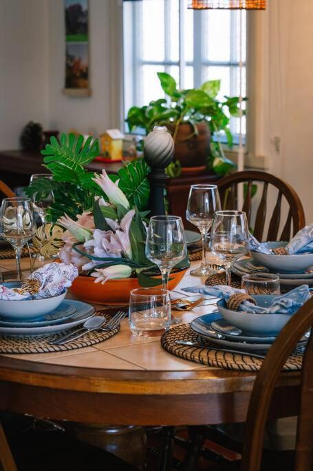 Artistic Queenslander With Park Views - 5 Bedroom - Sleep 10