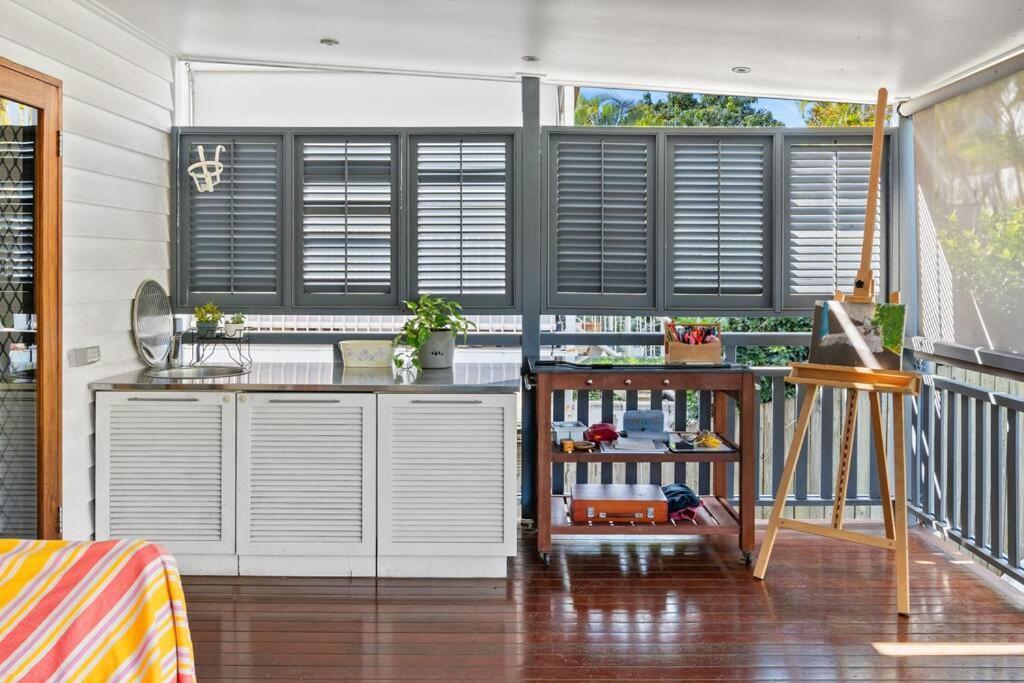 Artistic Queenslander With Park Views - 5 Bedroom - Sleep 10 Holiday home