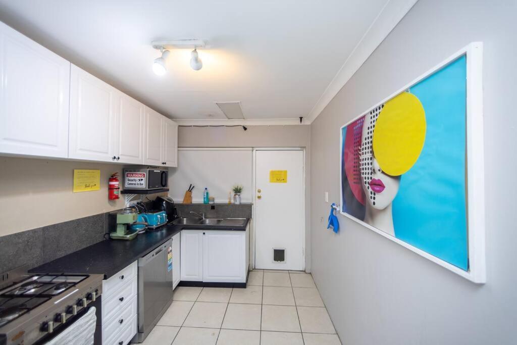 Queen Bedroom In Shared 2m Apartment