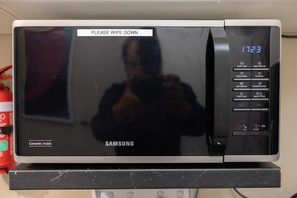 Queen Bedroom In Shared 2m Apartment Brisbane