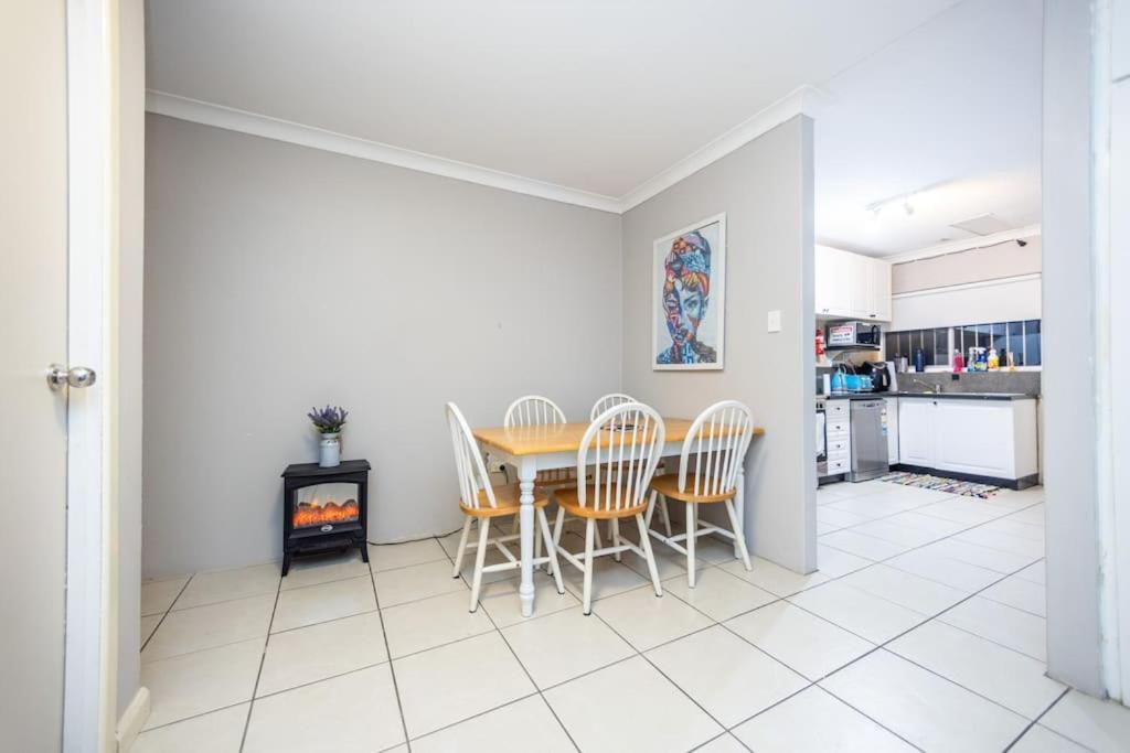 Queen Bedroom In Shared 2m Brisbane