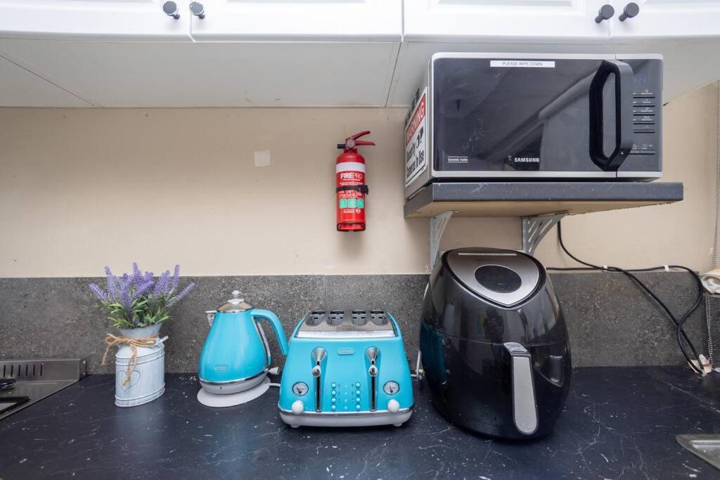 Queen Bedroom 4k Tv In Shared 2s