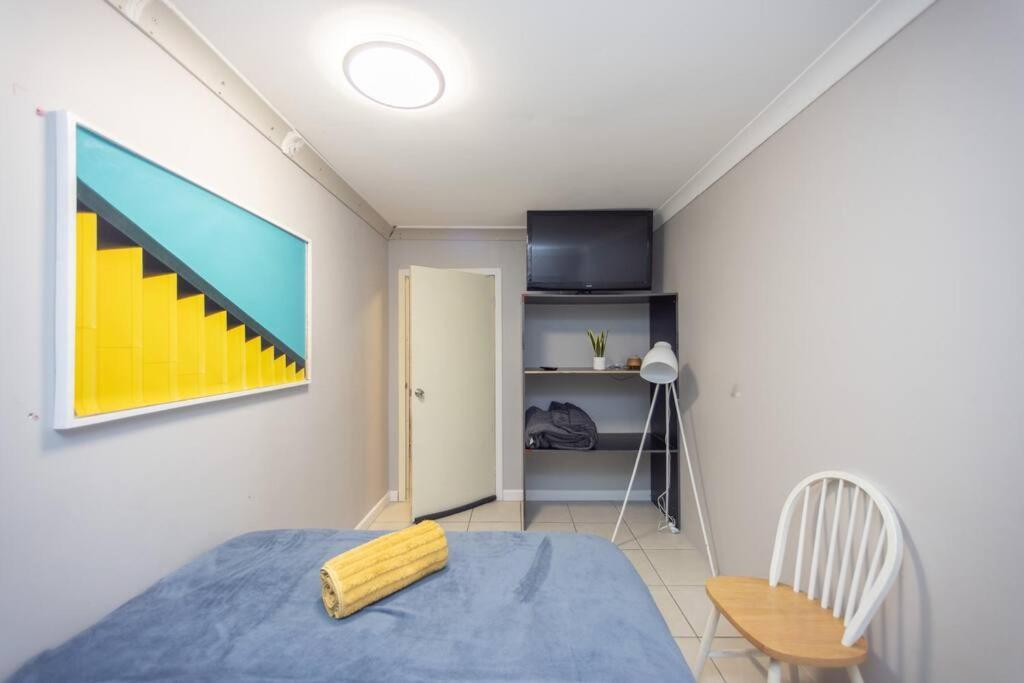 Queen Bedroom 4k Tv In Shared 2s *