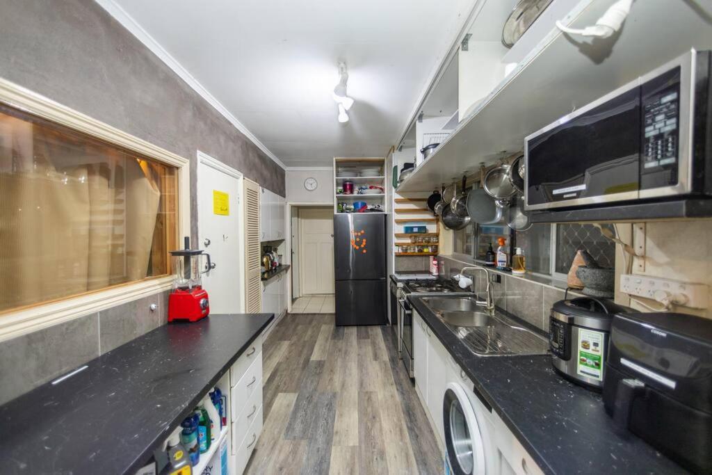 King Bedroom In Shared 3l Apartment