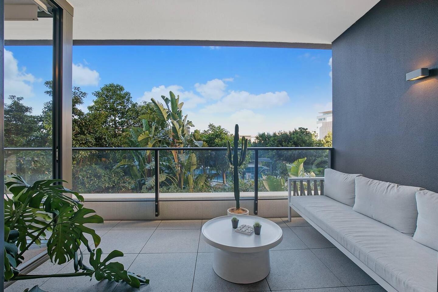 'urban Lushscape' Riverside Retreat In Newstead Apartment