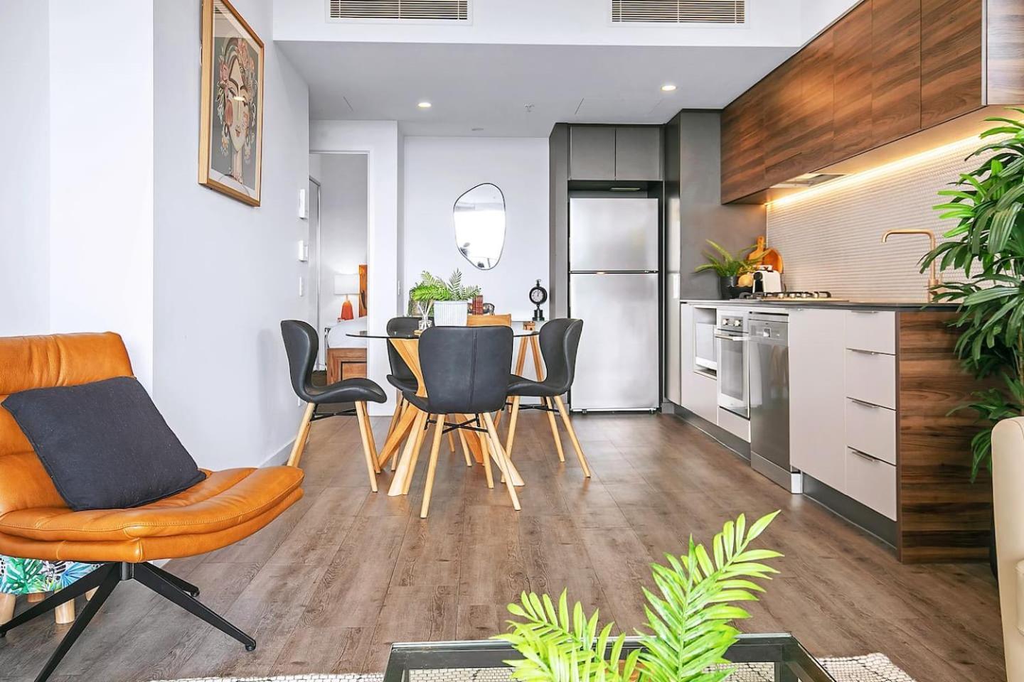 Above King With Rooftop Pool Deck Apartment