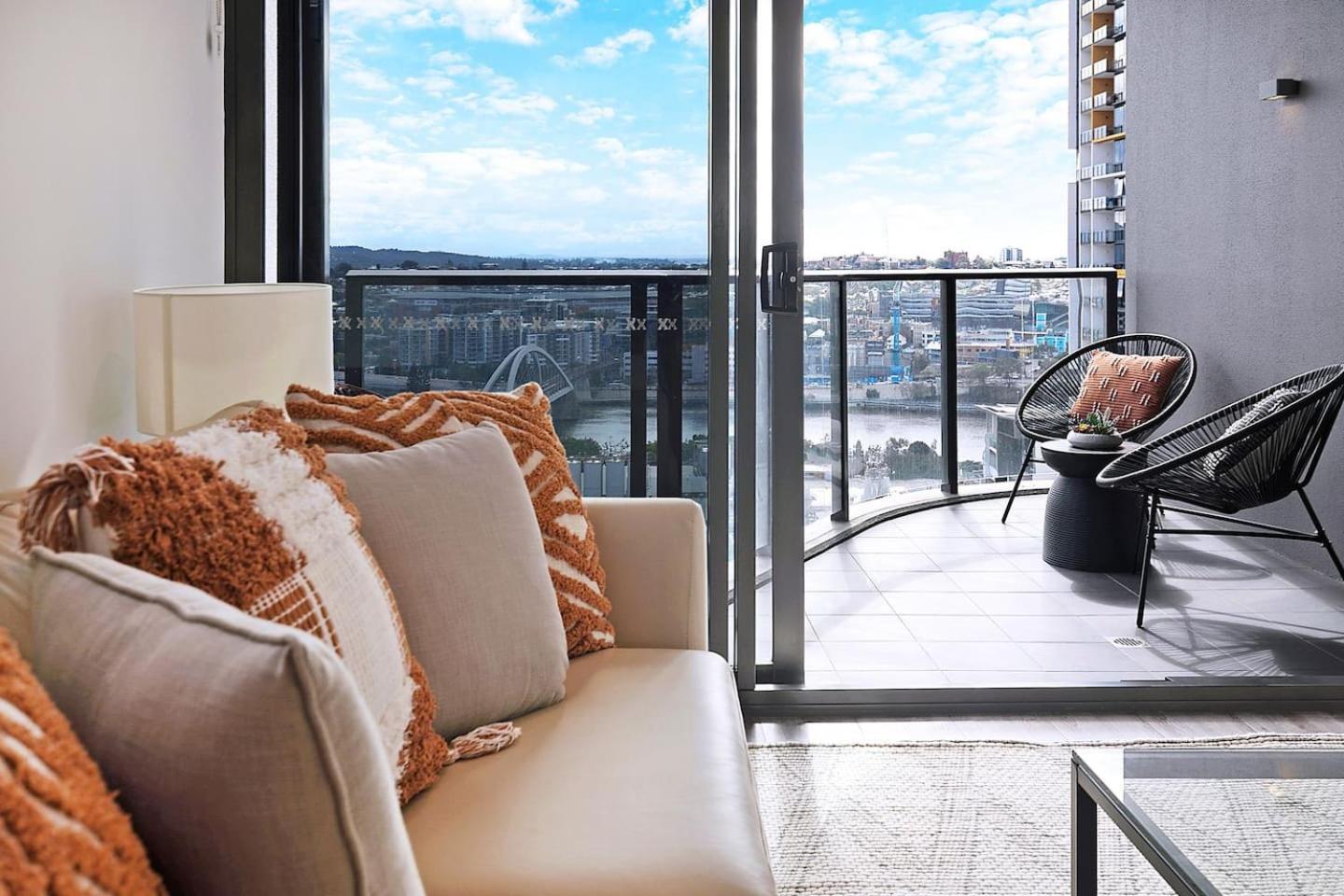 Apartment Above King With Rooftop Pool Deck