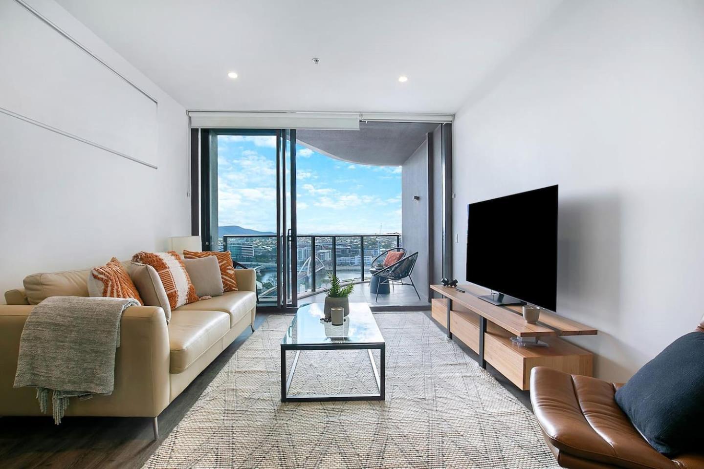 Above King With Rooftop Pool Deck Brisbane