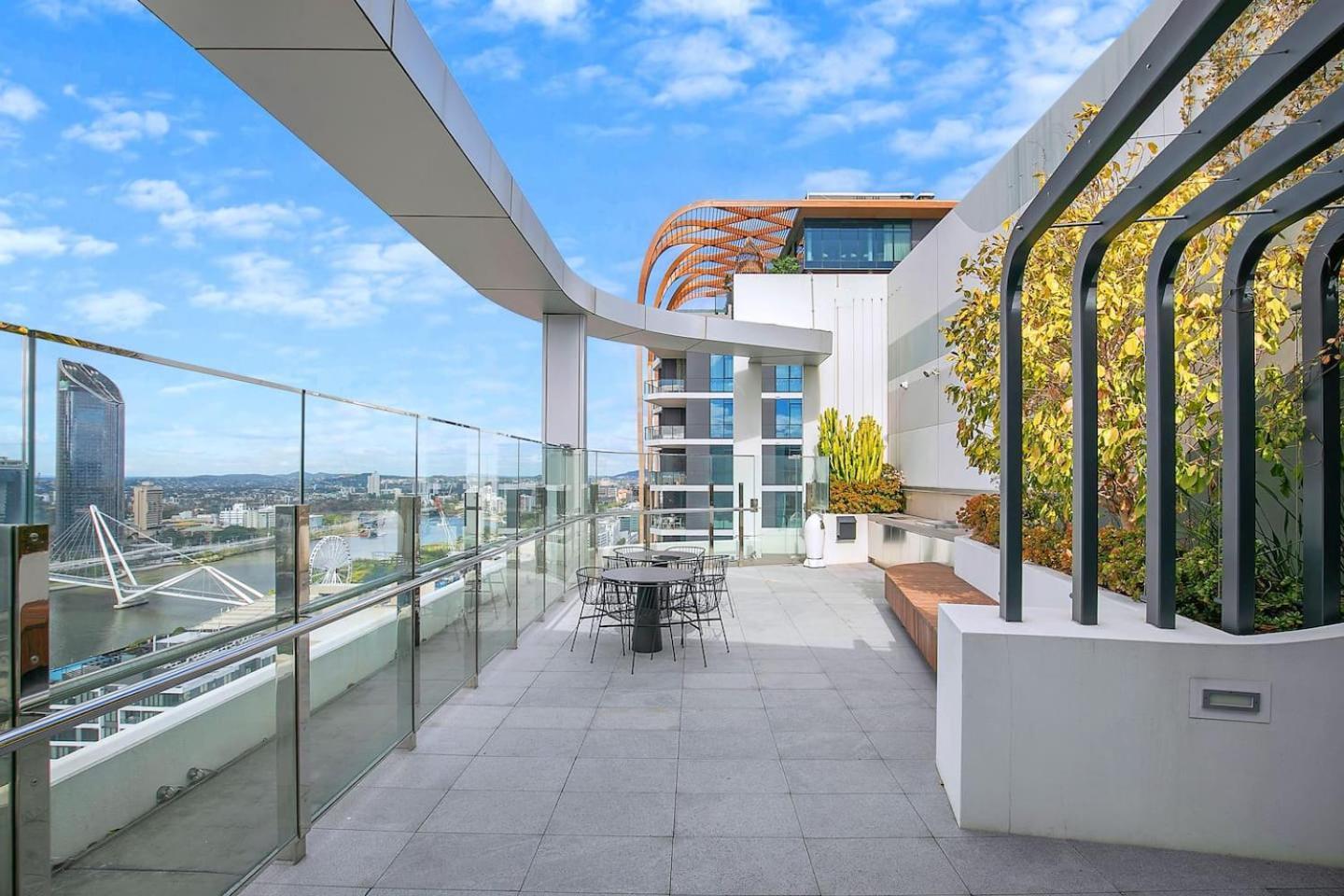 Above King With Rooftop Pool Deck *