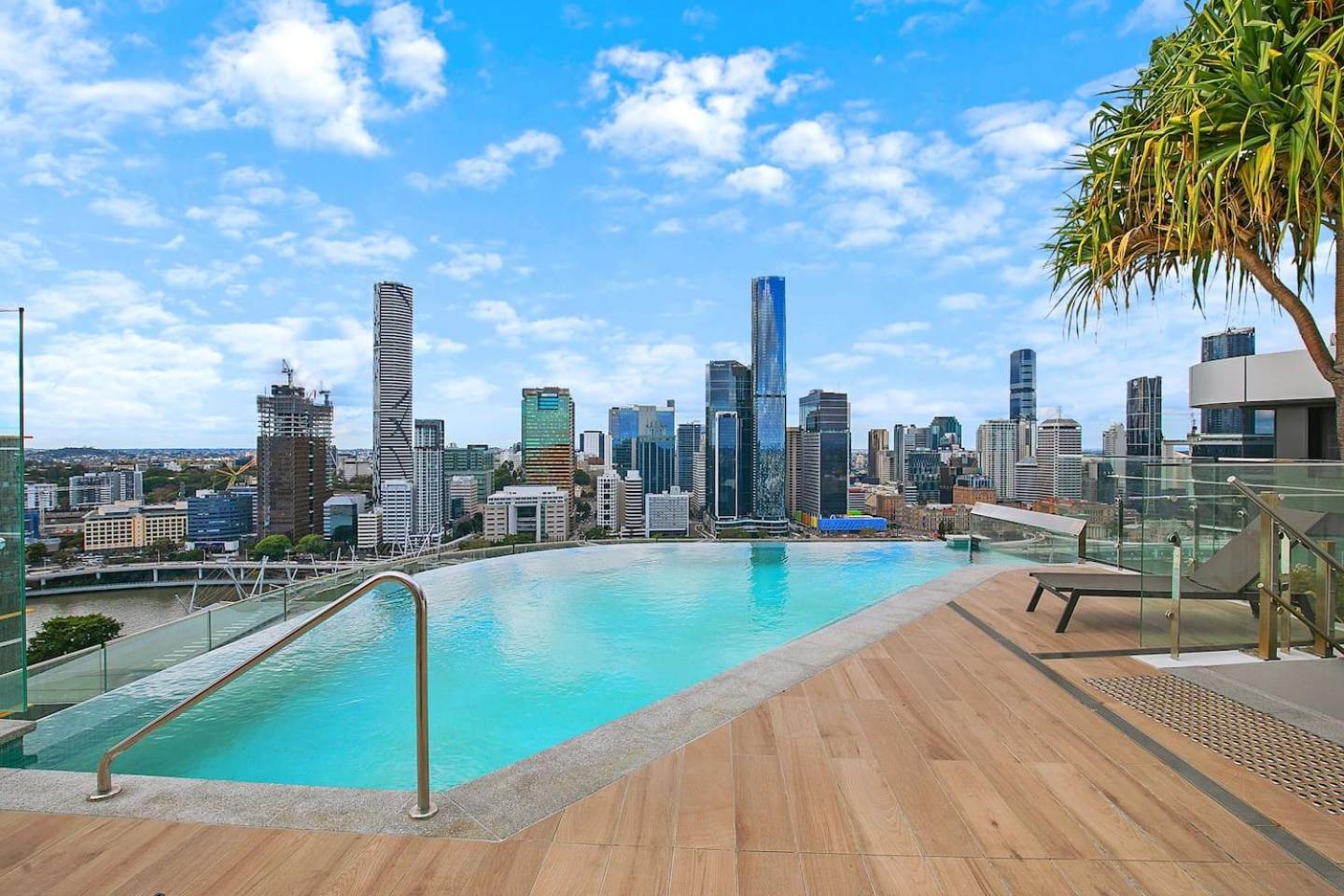 Above King With Rooftop Pool Deck *