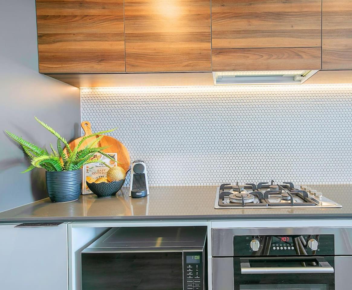 Above King With Rooftop Pool Deck Apartment *