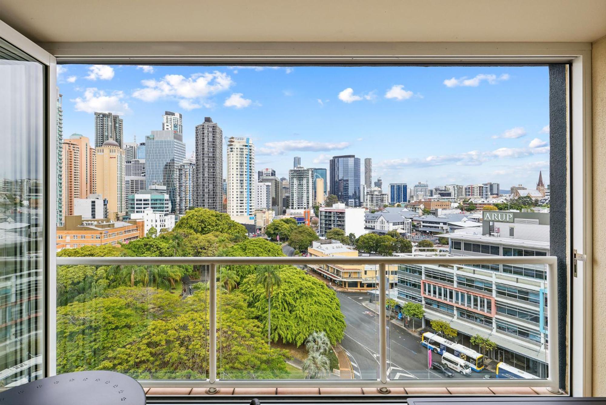 Bright 1-bed With Great Views & Amenities *