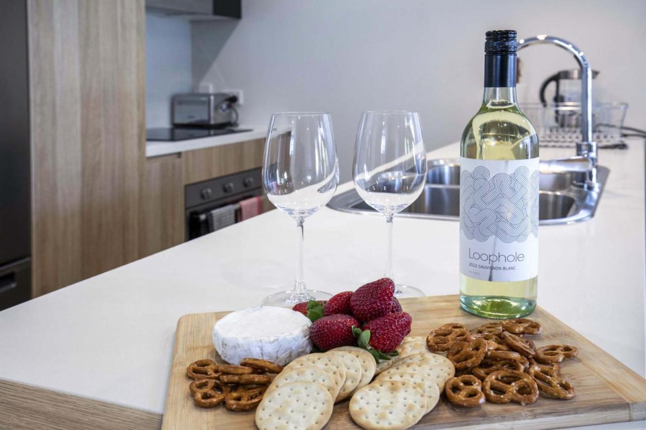 Contemporary Apt, Premium Local, Wifi, Wine, Cafes By Custom Hosting Apartment *