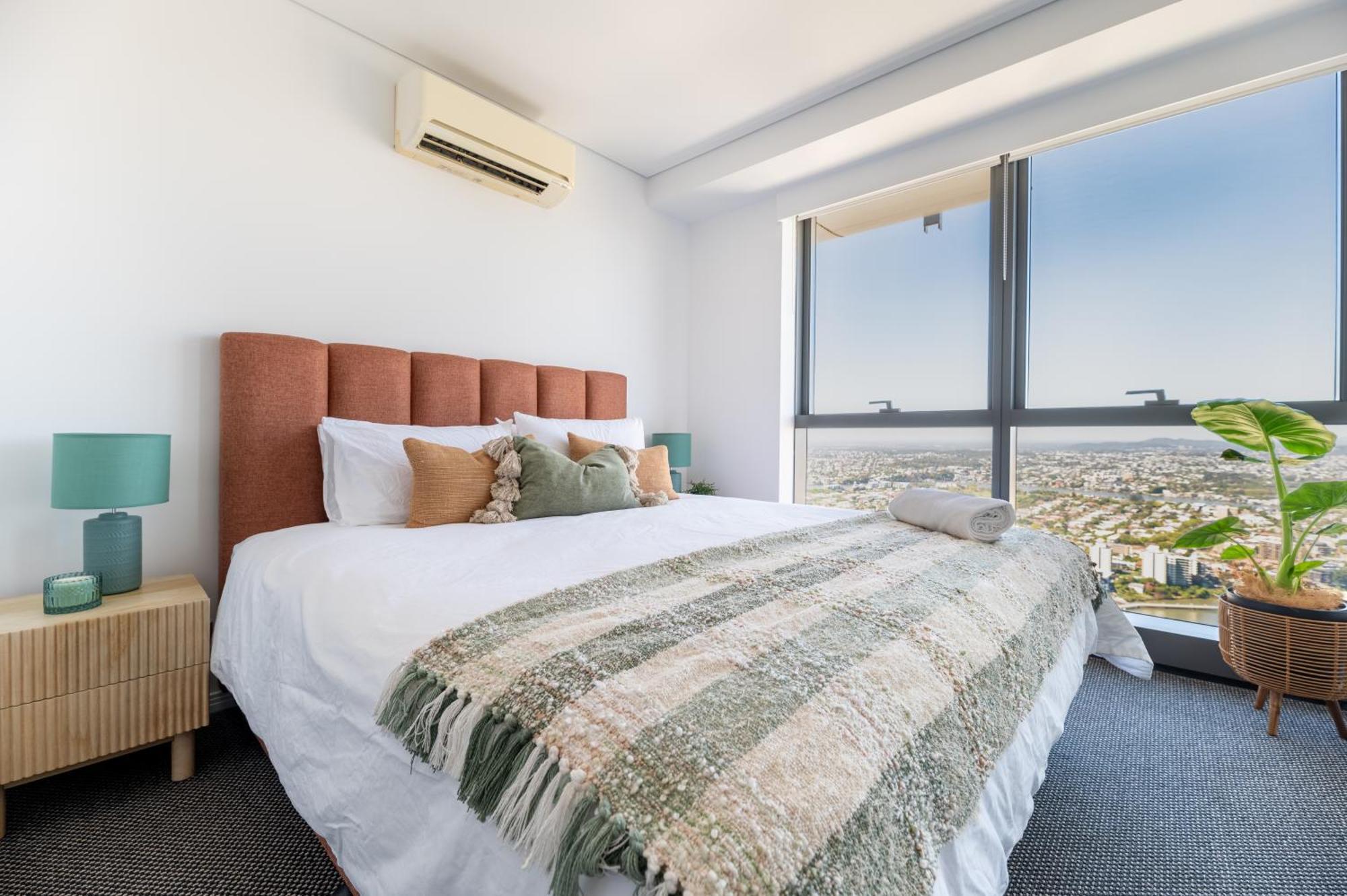 River & City Views 2 Bed 2 Bath Skyline