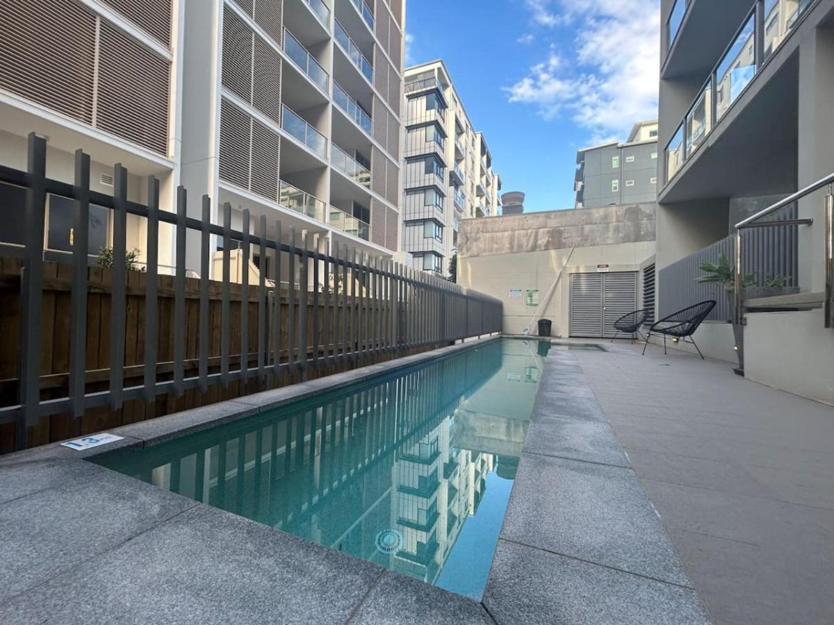 Apartment Modern 3br Riverside W Parking Near Shops And Park