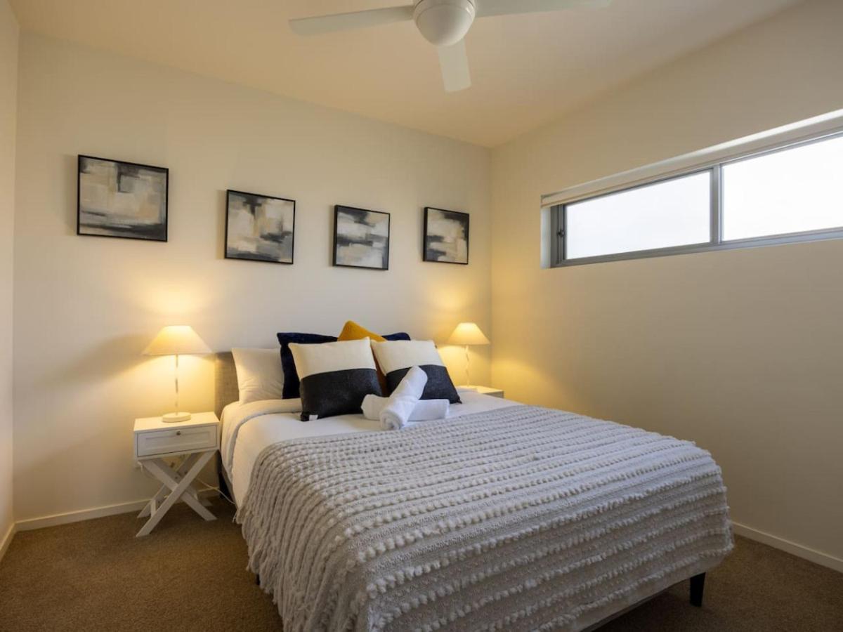 Modern 3br Riverside W Parking Near Shops And Park Apartment *