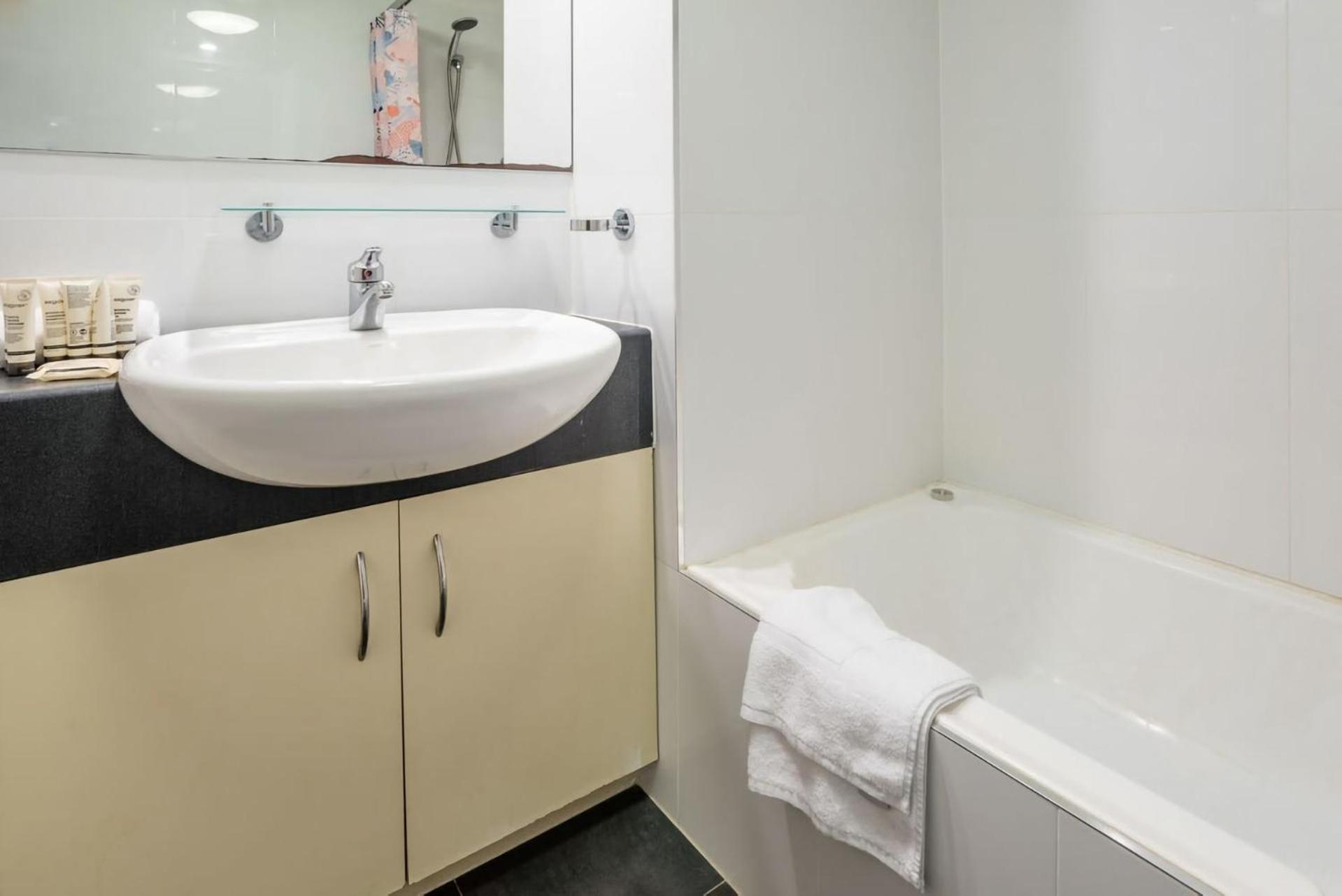 Chic Escape Fortitude Valley Rooftop Amenities Apartment *