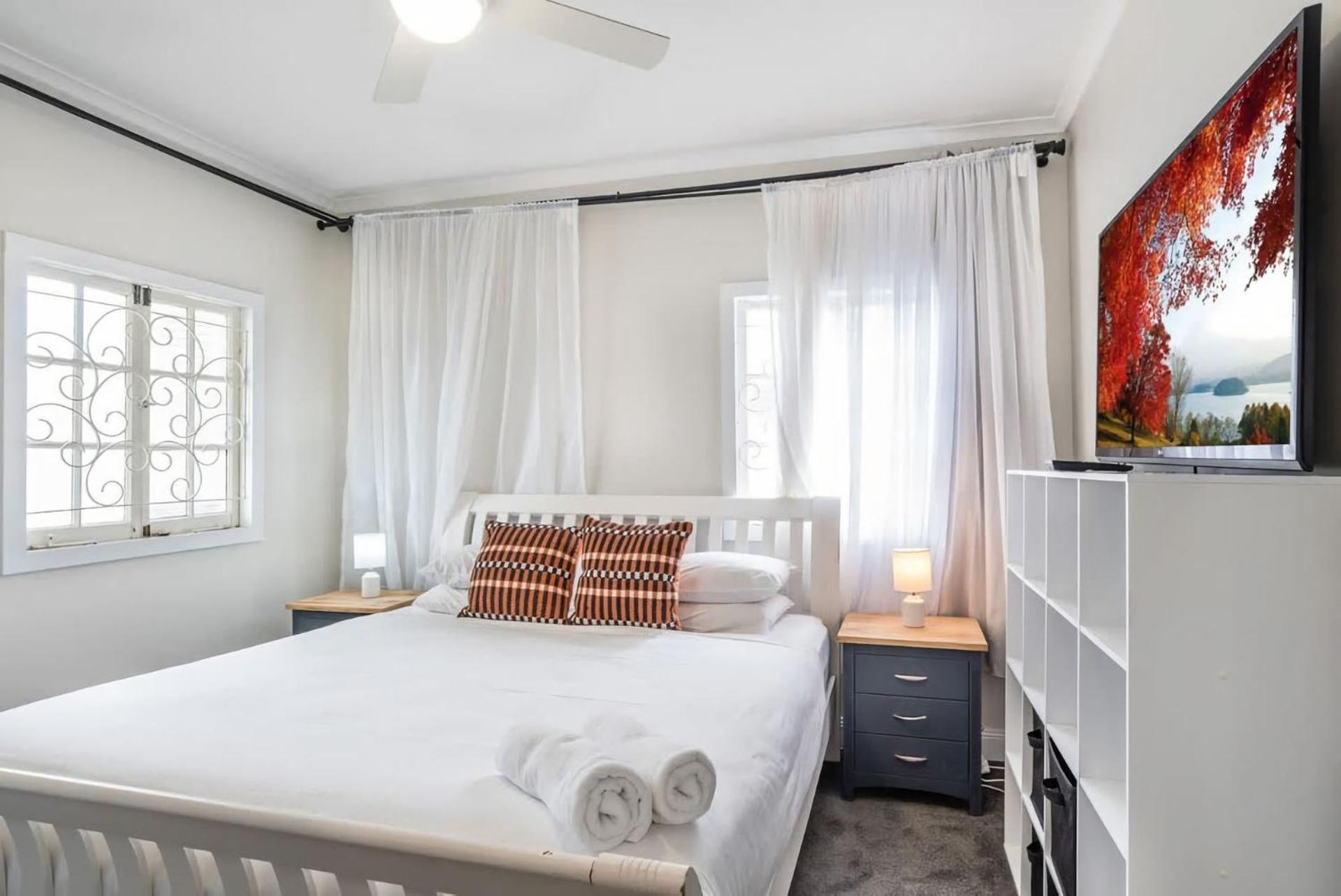 Charming 3br Queenslander With Backyard And Play Area Apartment *