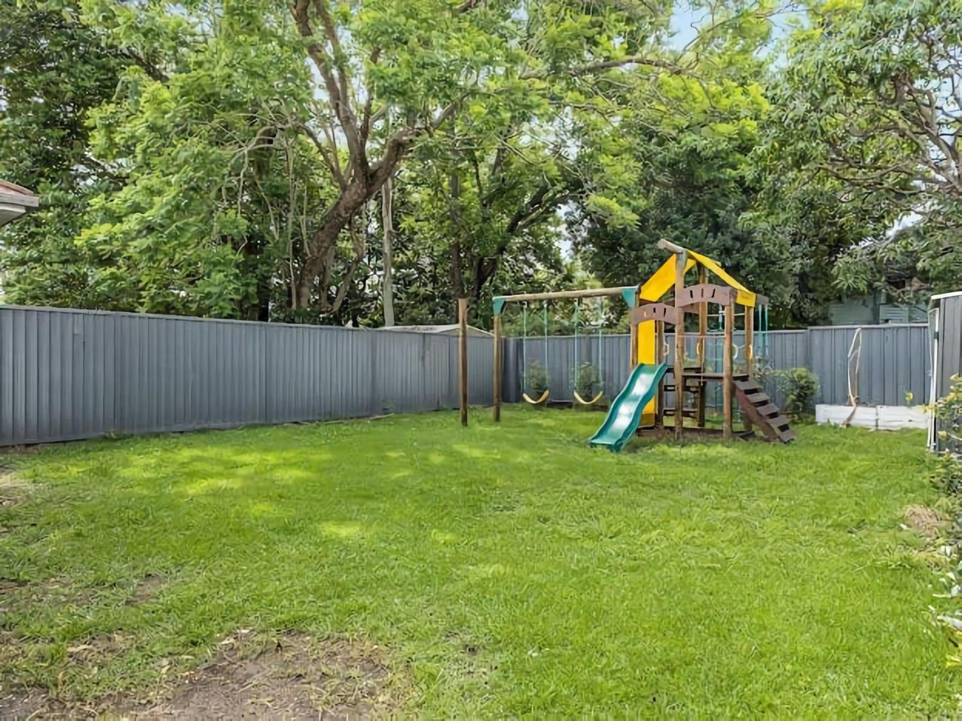 Charming 3br Queenslander With Backyard And Play Area *