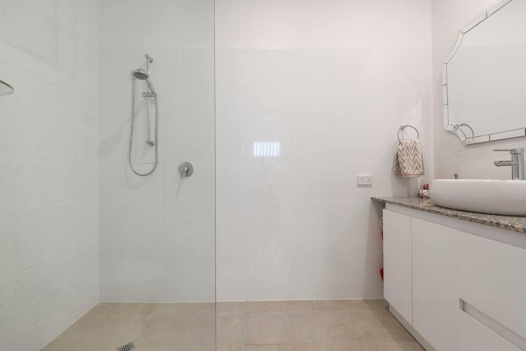 Milton Mews Red Auchenflower Pets Holiday home *