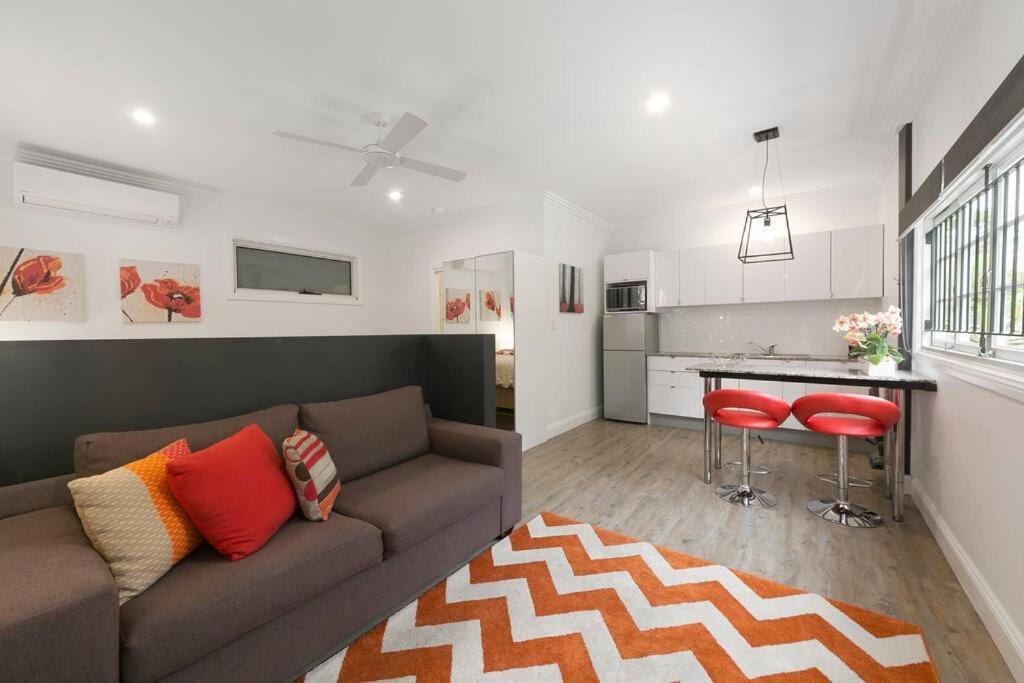 Milton Mews Red Auchenflower Pets Holiday home *