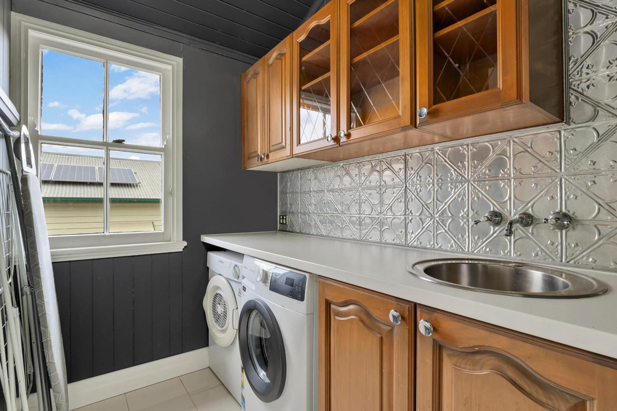 Cedar Street 5brms 3bths 2 Homes In 1 * Brisbane