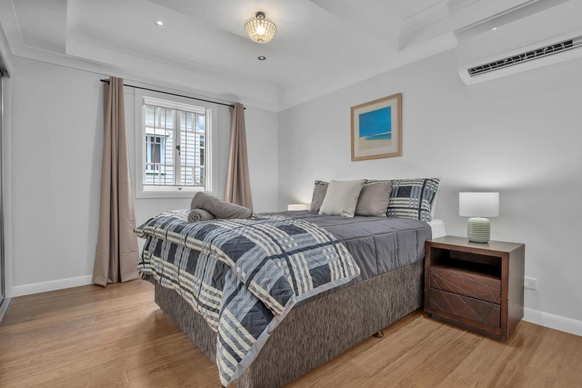 Cedar Street 5brms 3bths 2 Homes In 1 * Brisbane