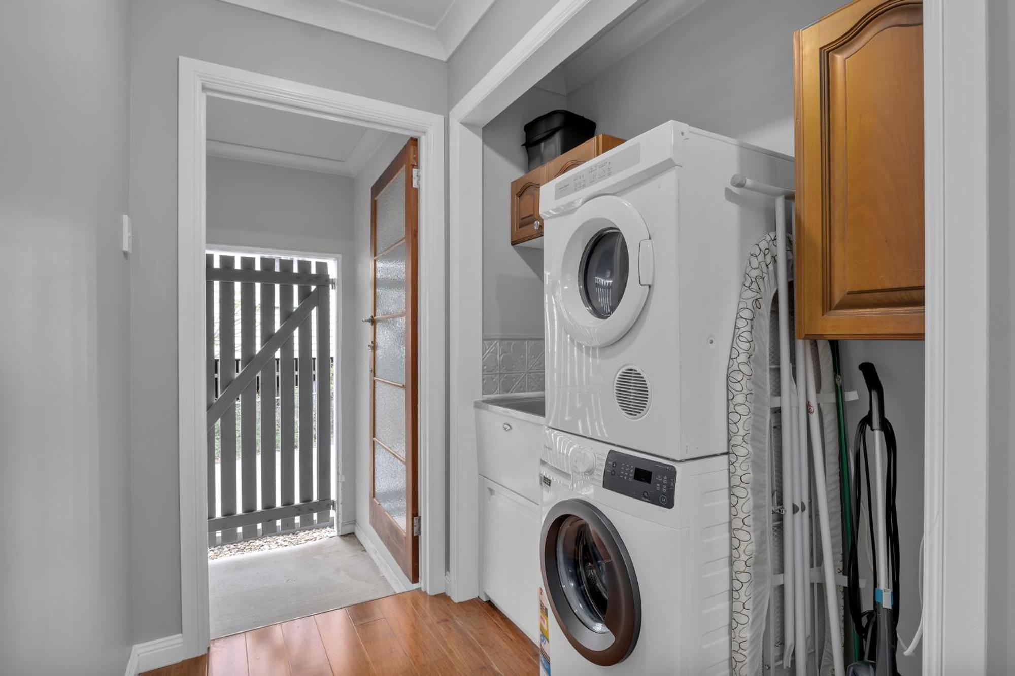 Cedar Street Lower 2br Petyard *