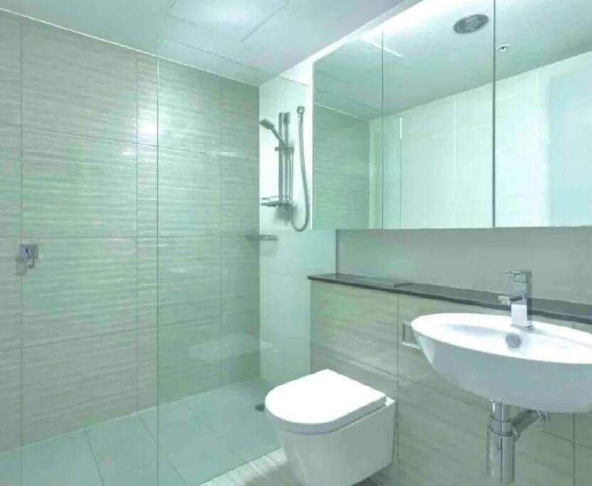 Best Location In The City, River Views - With Weliton - Shared Common Area, Bedroom And Bathroom Are Private