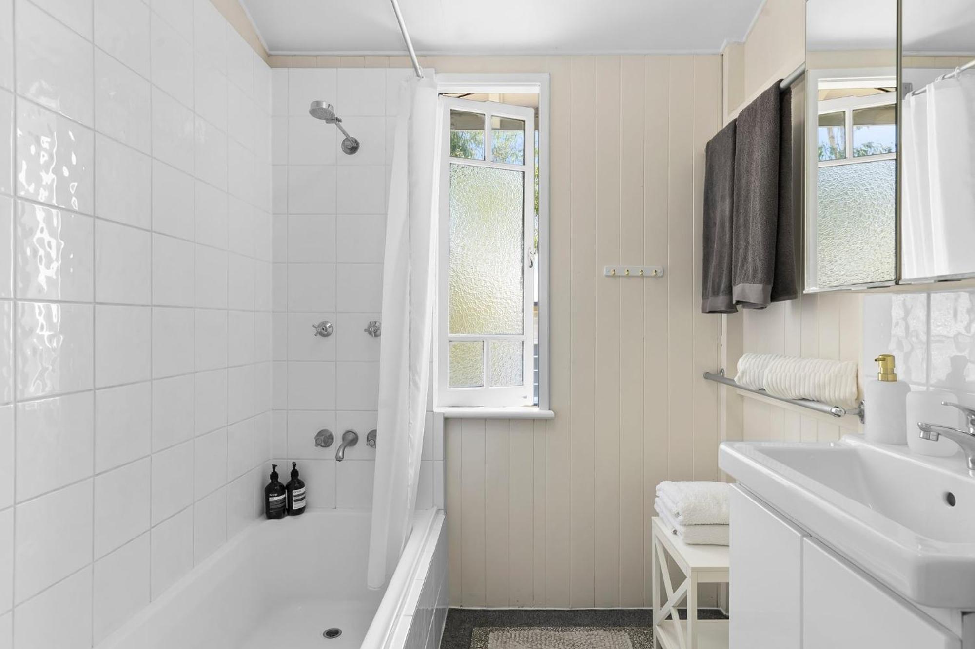 Wow Bridge Views Near Cbd Quiet Bus Train