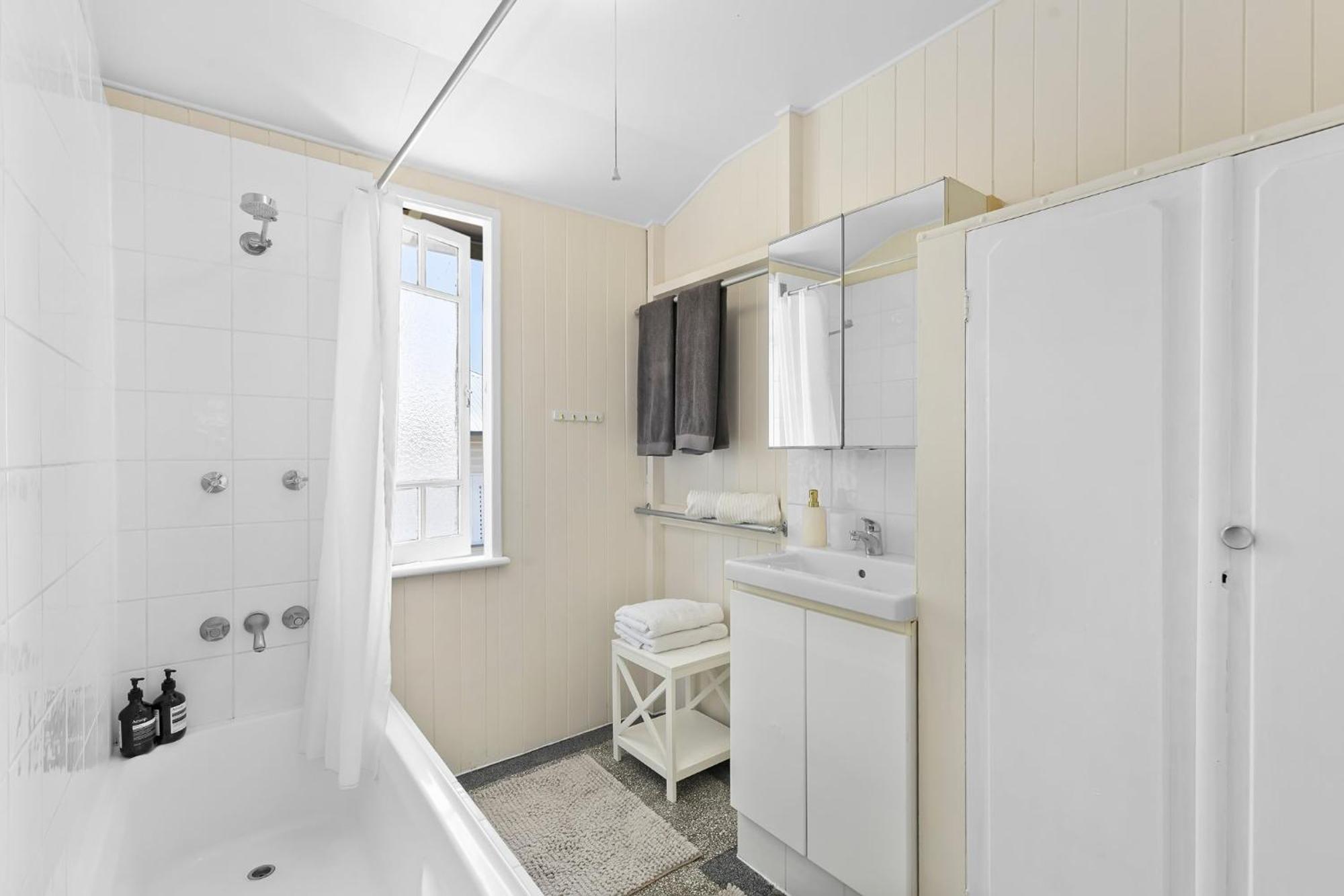 Wow Bridge Views Near Cbd Quiet Bus Train Brisbane