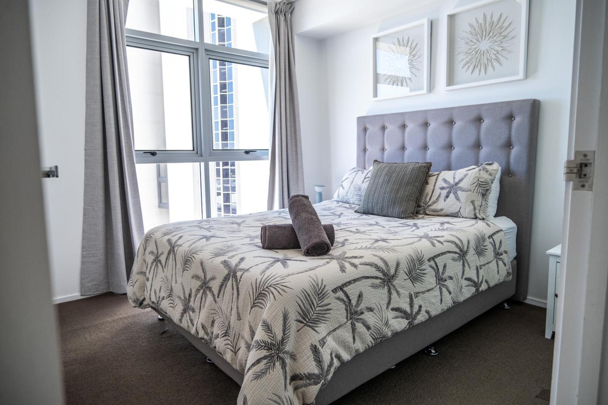 Luxury Riverfront Apartment *