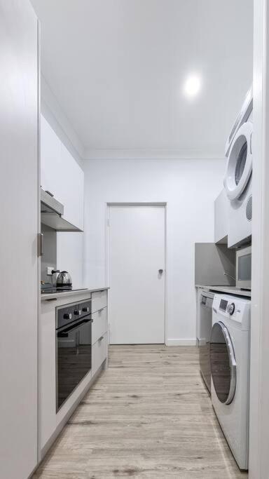 Apartment Wishart 1bed 1bath Tiny, Quiet House W Parking - W44 *