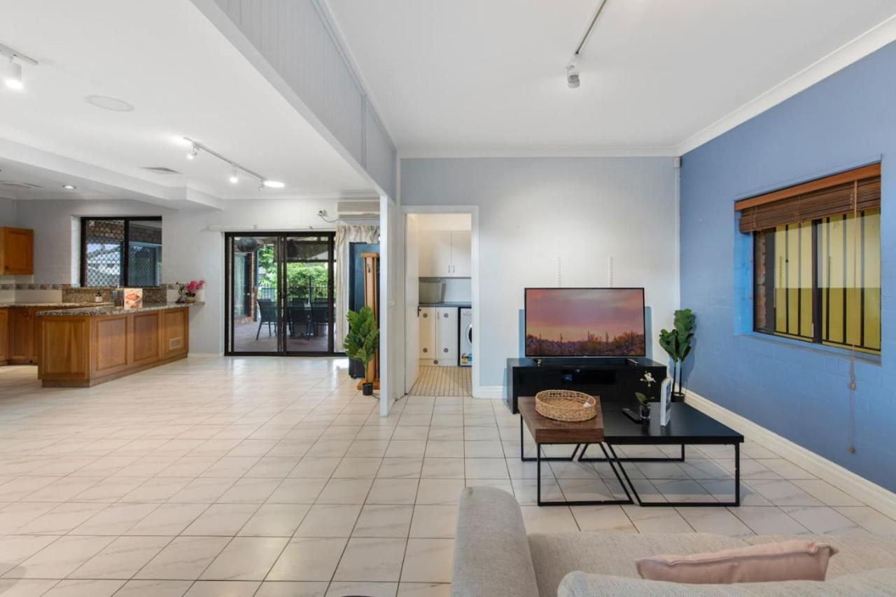 Spacious Affordable 7b3b 2 Living Pool Yard And Mall Holiday home