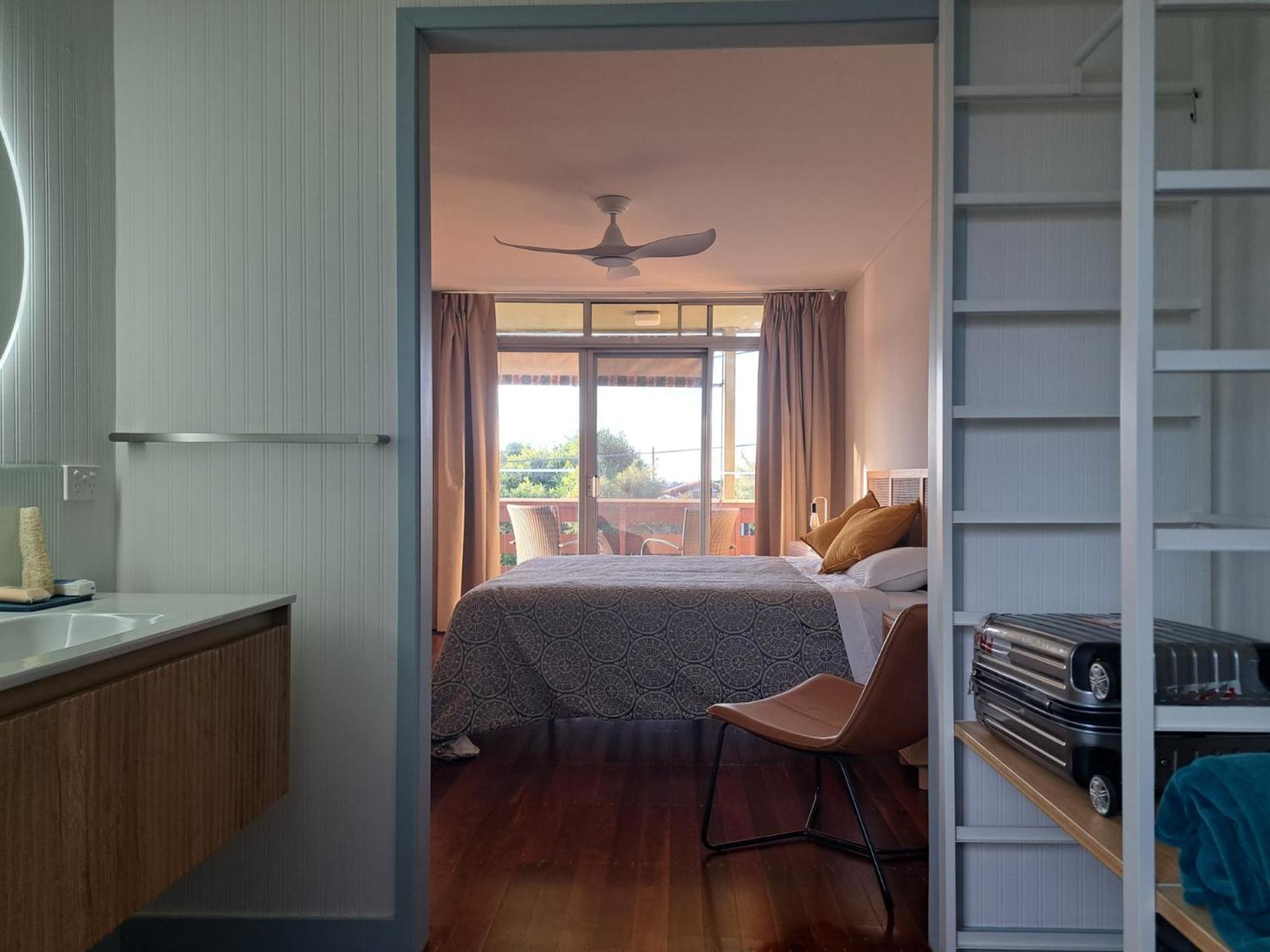 Bed & Breakfast 1960s Pool House - Hosted