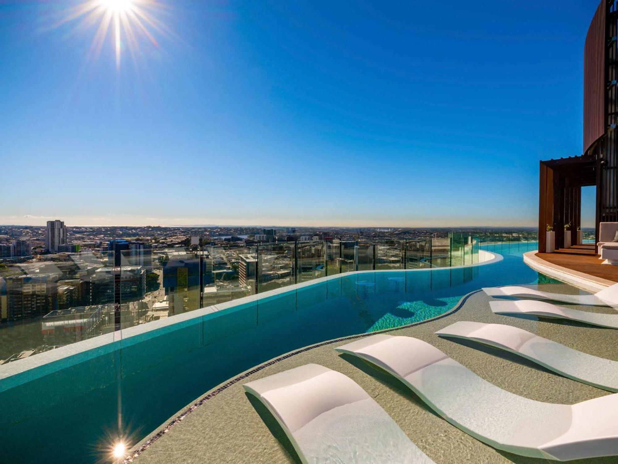 Luxury Peppers Infinity Pool Stylish With 2bd & 1c Park